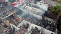 Sejumlah petugas Pemadam Kebakaran, melakukan upaya pendinginan, pasca kebakaran yang menghanguskan sejumlah toko di Pasar Simpang Tabing, Padang, Sumatera Barat, Kamis (6/12/2018). ANTARA FOTO/Iggoy el Fitra.
