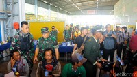 Petugas gabungan TNI dan Polri mendata keluarga korban penembakan kelompok kriminal bersenjata (KKB) di Bandara Mozes Kilangin Timika, Mimika, Papua. ANTARA FOTO/Jeremias Rahadat.