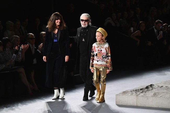 Karl Lagerfeld disambut tepuk tangan para tamu di penghujung peragaan atau finale. Sebelum Metiers dArt digelar, Chanel mengumumkan akan berhenti menggunakan bulu dan kulit binatang eksotis. Peragaan ini juga hadir menjelang dirilisnya dokumenter Chanel di Netflix pada 21 Desember mendatang. Foto: Dok. Getty Images
