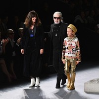 Karl Lagerfeld disambut tepuk tangan para tamu di penghujung peragaan atau finale. Sebelum Metiers dArt digelar, Chanel mengumumkan akan berhenti menggunakan bulu dan kulit binatang eksotis. Peragaan ini juga hadir menjelang dirilisnya dokumenter Chanel di Netflix pada 21 Desember mendatang. Foto: Dok. Getty Images