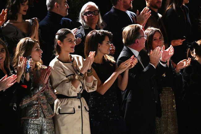 Sejumlah selebriti turut menyaksikan langsung peragaan tersebut dari front-row. Mereka di antaranya sutradara Sofia Coppola, dan Penelope Cruz. Foto: Dok. Getty Images
