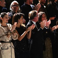 Sejumlah selebriti turut menyaksikan langsung peragaan tersebut dari front-row. Mereka di antaranya sutradara Sofia Coppola, dan Penelope Cruz. Foto: Dok. Getty Images