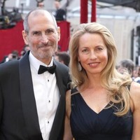 Wanita 55 tahun itu kini memiliki kekayaan US$ 21,4 miliar atau sekitar Rp 311 triliun. Steve sendiri mewariskan seluruh kekayaannya sebesar US$ 19 miliar atau Rp 276 triliun. Lauren menerima seluruh pemasukan dari brand Apple yang didirikan sang suami dan memiliki sebagian saham Disney. Foto: dok. Getty Images