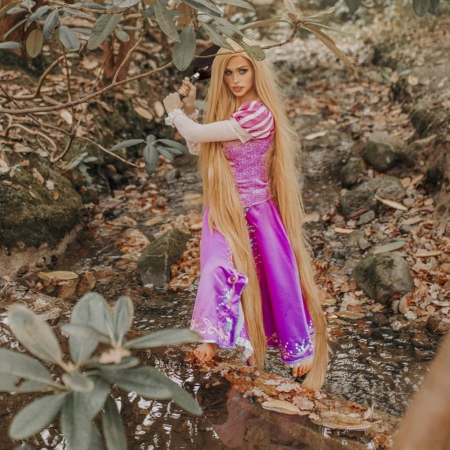 Ini penampilan Sian ketika menjadi Putri Rapunzel lengkap dengan wig panjangnya.  Foto: dok. Instagram (@disney_princess_sian)