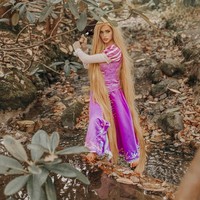 Ini penampilan Sian ketika menjadi Putri Rapunzel lengkap dengan wig panjangnya.  Foto: dok. Instagram (@disney_princess_sian)