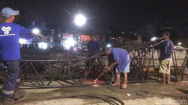 Petugas Evakuasi Rangka Crane yang Jatuh di Kemayoran