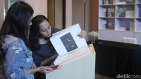 Pengunjung tengah melihat-lihat buku Nadya Hutagalung.