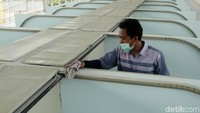 Seorang pekerja tengah membersihkan kios di Skybridge Tanah Abang.