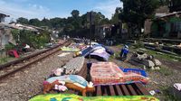 Warga Korban Puting Beliung Bogor Jemur Kasur di Rel