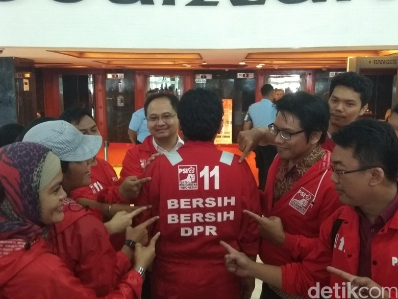 Caleg PSI Pakai Baju Cleaning Service: Pengin Bersih-bersih DPR Caleg PSI Pakai Baju Cleaning Service: Pengin Bersih-bersih DPR