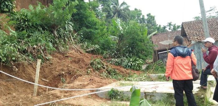 Nenek Tewas Tertimbun Longsor di Sukabumi