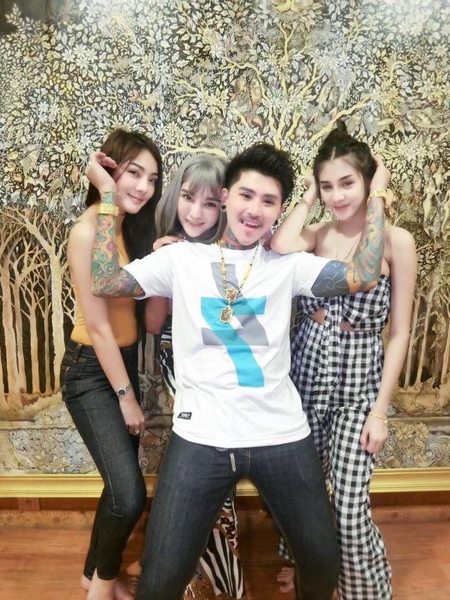 Waraphon menceritakan bahwa suaminya harus terlebih dahulu mendapatkan persetujuannya sebelum menginginkan istri baru untuk keluarga besar. Foto: Dok. Facebook/Waraphon Pruksawan