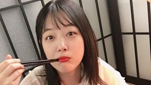 Intip Gaya Seksi Sulli Saat Makan Mie Instan hingga Waffle