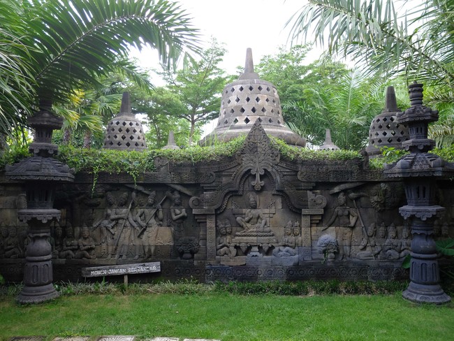 Ada miniatur Borobudur juga. Stupa-stupanya menyerupai bentuk aslinya di Magelang, Jawa Tengah. Foto: Daniel Ngantung/Wolipop