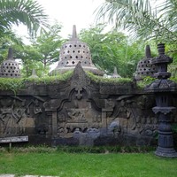Ada miniatur Borobudur juga. Stupa-stupanya menyerupai bentuk aslinya di Magelang, Jawa Tengah. Foto: Daniel Ngantung/Wolipop