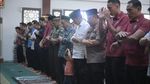 Potret Jokowi Salat Jumat Bareng Cucunya Jan Ethes