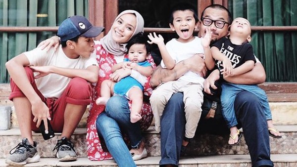 7 Potret Seru Enno Lerian dan Keluarga Kecilnya