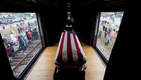 Setelah acara kebaktian keluarga hari Kamis, jenazah mantan presiden itu dibawa dengan kereta khusus ke kota College Station di Houston utara yang jaraknya sekitar 120 kilometer.  David J. Phillip/Pool via REUTERS.
