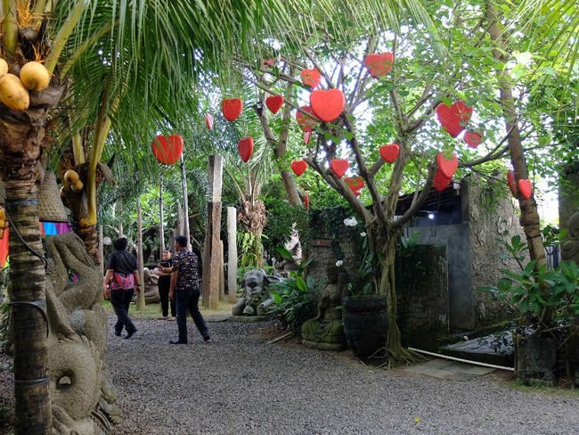 Wolipop berada di Big Garden Corner untuk menghadiri acara Smartfren Go Unlimited Bali yang dikemas dalam konsep high-tea. Ngeteh cantik di tengah instalasi seni tentu sebuah pengalaman yang unik. Dalam kegiatan tersebut, Smartfren sebagai perusahaan telekomunasi di Indonesia mensosialisasikan fitur 4G tanpa batas untuk menyempurnakan pengalaman hiburan para pemakainya. Mulai dari video, musik, hingga gim.  Foto: Daniel Ngantung/Wolipop