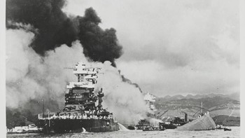Salah satu pemandangan horor di Pearl Harbour yang diserang secara mendadak oleh Jepang. (Foto: Hulton Archive/Getty Images)