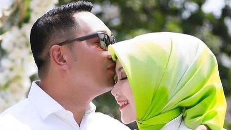 Ridwan Kamil dan istri merayakan ulang tahun pernikahan/ Foto: Instagram @ataliapr Ridwan Kamil dan istri merayakan ulang tahun pernikahan/ Foto: Instagram @ataliapr