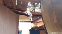Pantauan detikcom, rumah Erni terlihat rusak parah. Dinding bagian dapurnya ambruk dan atap rumahnya sebagian besar hilang disapu puting beliung.