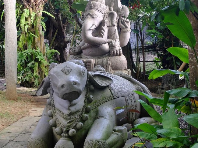 Instalasi patung Ganesha di Big Garden Corner. Lokasi ini dulu awalanya galeri patung. Banyak orang yang suka foto-foto di sini sampai akhirnya diubah menjadi taman rekreasi, kata Desi kepada Wolipop, Kamis (6/12/2018).  Foto: Daniel Ngantung/Wolipop