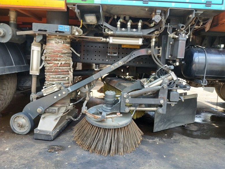 Alat pembersih road sweeper. Foto: Ridwan Arifin Alat pembersih road sweeper. Foto: Ridwan Arifin
