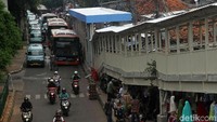 Selain itu, jalanan di bawah JPM juga akan dibuka untuk melihat integrasi antar moda transportasi di Stasiun Tanah Abang. Dari rencana 3 halte yang akan dibangun, 2 halte sudah yaitu halte di pintu Stasiun Tanah Abang Jalan Jatibaru dan halte di sisi selatan flyover Jatibaru.