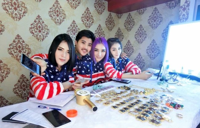 Ia juga mengungkapkan bahwa lebih baik bagi suaminya untuk menikahi wanita lain daripada berselingkuh di belakangnya. Waraphon pun meminta para netizen untuk tidak mengkhawatirkannya. Foto: Dok. Facebook/Waraphon Pruksawan