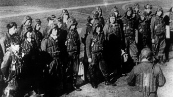 Para pilot Jepang mendapat instruksi sebelum menyerang Pearl Harbour. (Foto: Keystone/Getty Images)