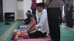 Potret Jokowi Salat Jumat Bareng Cucunya Jan Ethes
