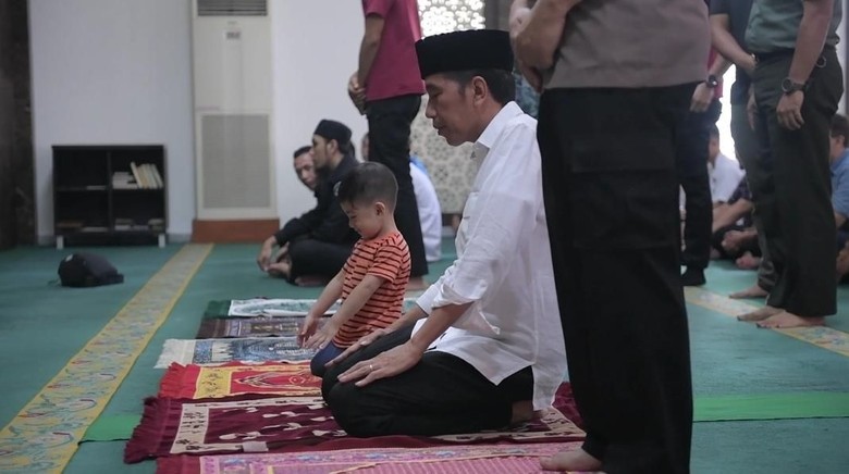 Momen Jokowi Ajak Jan Ethes Salat Jumat di Istana Bogor Momen Jokowi Ajak Jan Ethes Salat Jumat di Istana Bogor