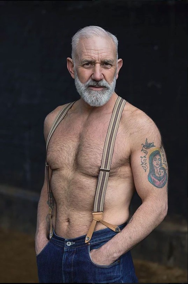 Charly Lester, co-founder dari Lumen mengatakan jika orang-orang di atas 50 tahun banyak yang merasa tua karena iklan-iklan yang beredar. Kami ingin membuat iklan Natal versi kami sendiri yang menyenangkan, seksi dan nakal dengan menampilkan Sinterklas. Lagipula, siapa bila Sinterklas tak bisa jadi simbol seks? Jadi tua bukan berarti kamu jadi kurang menarik, ungkap Charly. Foto: Dok. Paul Orchard