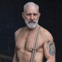 Charly Lester, co-founder dari Lumen mengatakan jika orang-orang di atas 50 tahun banyak yang merasa tua karena iklan-iklan yang beredar. Kami ingin membuat iklan Natal versi kami sendiri yang menyenangkan, seksi dan nakal dengan menampilkan Sinterklas. Lagipula, siapa bila Sinterklas tak bisa jadi simbol seks? Jadi tua bukan berarti kamu jadi kurang menarik, ungkap Charly. Foto: Dok. Paul Orchard