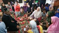 Wali Kota Bogor Bima Arya meninjau dampak puting beliung