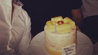 Wah, ini wajah Alesso saat baru berusia 21 tahun. Ia merayakan ulang tahun bersama teman-teman terdekatnya dengan cake manis bernuansa putih. Foto: Instagram @alesso