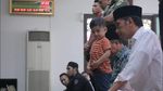 Potret Jokowi Salat Jumat Bareng Cucunya Jan Ethes