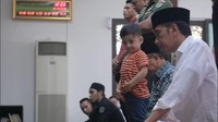 Foto: Momen Jokowi salat bareng Jan Ethes di Istana Bogor.