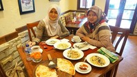 Kali ini wanita berusia 39 tahun itu melahap sajian khas Italia. Ya, pizza dan spaghetti. Foto: Instagram signorapasta.bogor