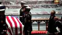 Keluarga George Herbert Walker Bush mengadakan upacara perpisahan terakhir bagi presiden ke-41 Amerika itu dalam kebaktian keluarga di kota asalnya Houston, Texas, Kamis (6/12) waktu setempat. REUTERS/Rick T. Wilking.