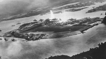 Pulau Ford di Pearl Harbour dalam serangan militer Jepang pada 77 tahun lalu. Foto ini diambil dari udara oleh pilot Jepang. (Foto: Getty Images)