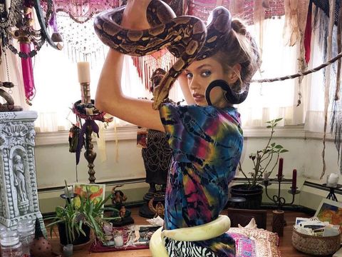 Ngeri! Model Victoria's Secret Dipijat dengan Ular Piton