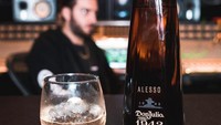 Nah, ini brand minuman yang berkolaborasi dengan Alesso. Tampilannya elegan lengkap dengan figur Alesso di belakangnya. Foto: Instagram @alesso