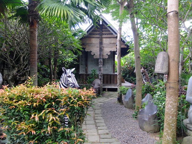 Rumah Antik juga nggak kalah unik. Selain eksteriornya yang bernuansa etnik, kumpulan hewan tiruan dan tanaman eksotis menjadi daya tariknya. Foto: Daniel Ngantung/Wolipop