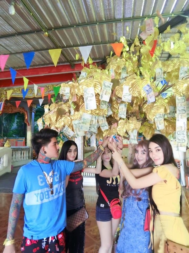 Banyak netizen yang penasaran mengapa Waraphon mengizinkan suaminya untuk menikahi wanita lain. Foto: Dok. Facebook/Waraphon Pruksawan