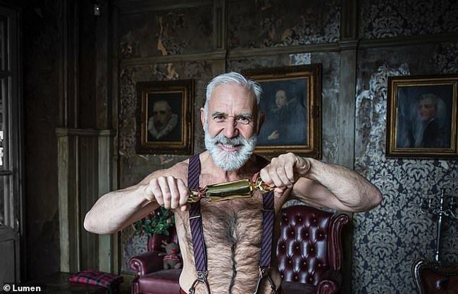 Model dan aktor berusia 58 tahun itu menampilkan badan kekarnya hanya dengan celana merah dan suspender. Di foto lain, ia terlihat gagah dengan setelan jas lengkap, juga bernuansa merah. Foto: Dok. Lumen