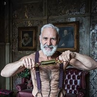 Model dan aktor berusia 58 tahun itu menampilkan badan kekarnya hanya dengan celana merah dan suspender. Di foto lain, ia terlihat gagah dengan setelan jas lengkap, juga bernuansa merah. Foto: Dok. Lumen