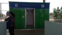 Tersedia smart toilet di skybridge ini. Untuk menggunakan toilet ini, warga harus menggunakan kartu uang elektronik. Saat ini smart toilet masih dalam masa uji coba hingga belum ada pemotongan saldo uang elektronik bagi penggunanya. (Foto: Lisye Sri Rahayu/detikcom)