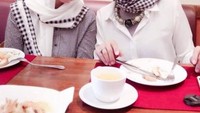 Terlihat manis dengan balutan hijab bercorak hitam putih, Yane asyik mengisi perut dengan beberapa hidangan yang tersaji di hadapannya. Kira-kira hidangan apa ya itu? Foto: Instagram yane_ardian